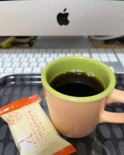 朝のコーヒタイム。今日のマグカップはオレンジand黄緑配色がお気に入りで20年来の付き合い。
あるじと共に随分と長く仕事してきた。
まだまだ現役、がんばろう😉
#ウイズワン神戸