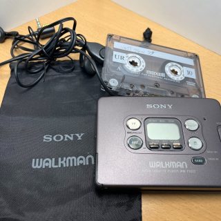 映画「PERFECT DAYS」をアマプラで観ました。
主人公は、カセットテープで音楽聴いていたり、小型カメラ「オリンパスのミュー」を使っていて、これらはZ世代にはエモいらしい。
年末掃除で見つかったカセットウオークマンとMDウオークマン。メルカリで5000円以上で売れました^^
昭和時代には、音響機器は大きなものからどんどん軽量化にDXしていく、デザインや機能にワクワクしてお小遣いを貯めて投資してきました。日本の技術力がすごかったんだよね。
#ウイズワン神戸