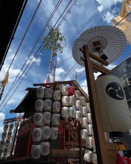 祇園祭と錦市場
伝統と観光ニーズの交差点
後祭の山鉾を見た後、錦市場へ。
海鮮串やその場で食べれる寿司など、インバウンド向けの演出が満載で観光マーケティングの視察に来たみたいでした👀